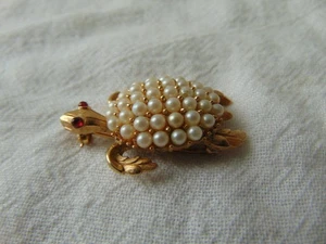 Broche vintage corona Trifari firmado perla tortuga ojos cristal rojo - Imagen 1 de 5
