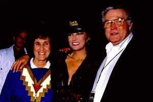 TANYA TUCKER, MUTTER & VATER - 1993 - 35mm Dias - I KOMBIVERSAND - Bild 1 von 1