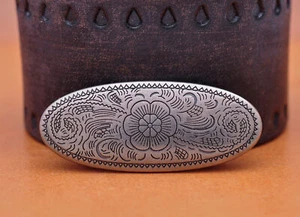 LOTE de 10 conchos artesanales de cuero con flores grabadas occidentales plateadas vintage de alta resistencia - Imagen 1 de 10