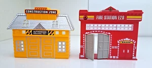 Mini estación de bomberos de plástico Greenbrier juguete rojo con detalles blancos, zona de construcción - Imagen 1 de 4