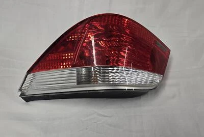 Luz trasera derecha BMW 530xi 2004-2007 pasajero SDN roja y lente transparente Foto 1 de 4