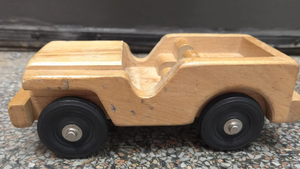 Jeep militar de juguete de madera convertible vintage  Foto 1 de 4