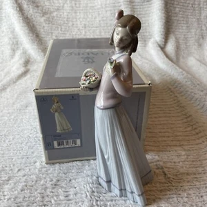 LLADRO Porcelain INNOCENCE IN BLOOM #7644 In Original Box! Made in Spain - Picture 1 of 8