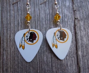 NFL Redskins Maskottchen auf weißem Gitarren-Plektrum Ohrringe mit gelben Swarovski-Kristallen - Bild 1 von 3