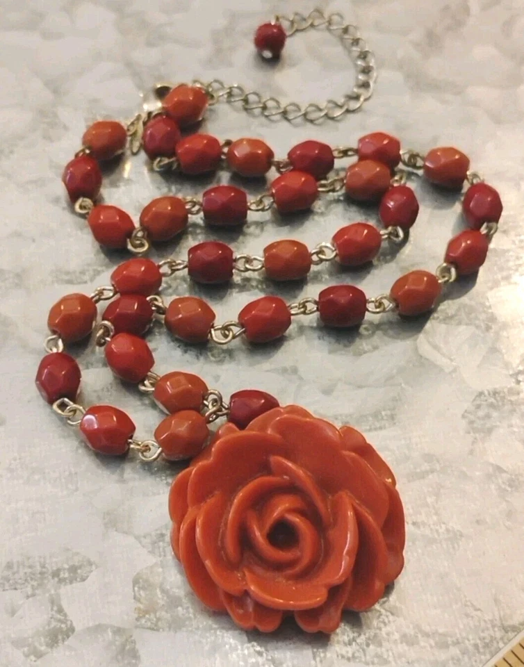 Дизайнерский AVON акриловый лосось ржавчины тонированный бисер роза подвеска 16» + ADJ. Ожерелье! - Изображение 1 из 4