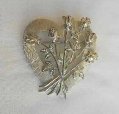 spilla firma J.J. vintage cuore con rose metallo colore argento anni 60 - Immagine 1 di 3