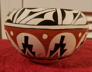 Native American Hand Crafted Signed Pottery ( Jemez Pueblo) - Picture 1 of 8