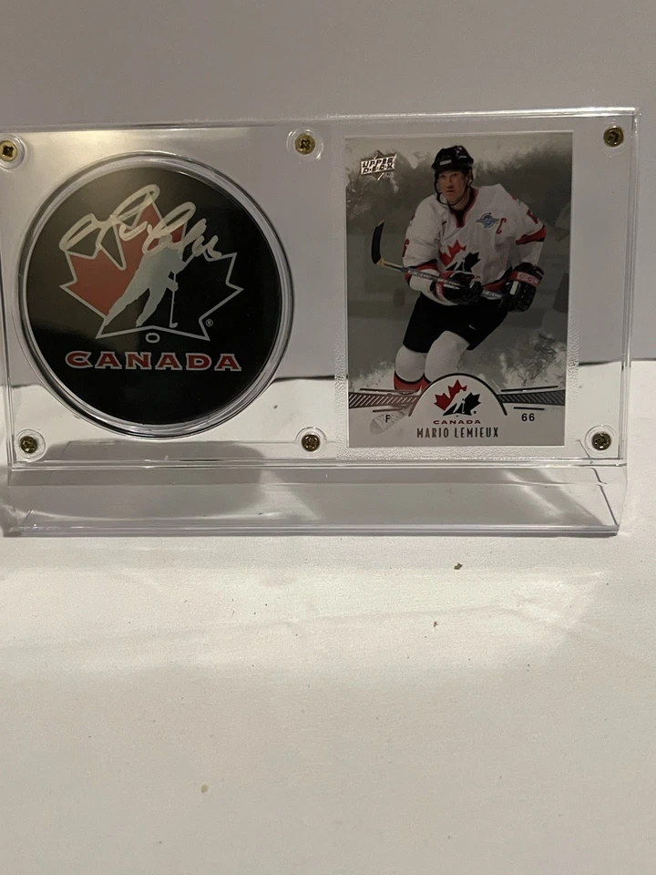 Disco autografiado del equipo olímpico Mario Lemieux Canadá con certificado de autenticidad JSA y exhibición Foto 1 de 4