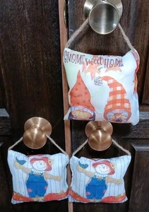 3 neue Herbsttürknauf Hängekissen im Landhausstil 2 Vogelscheuchen & 1 Wichtel - Bild 1 von 2