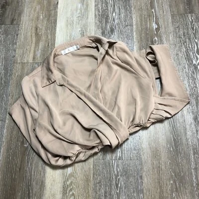 Mameluco informal beige manga larga con cuello en V superpuesto Missguided talla 4 Foto 1 de 4