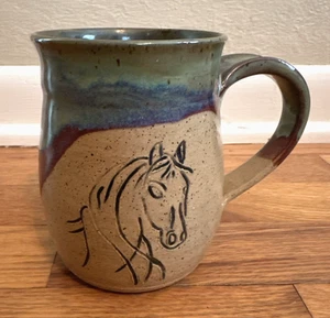 Studiokeramik glasiert Becher Kaffee Tee Handarbeit signiert geätzt Pferd - Bild 1 von 9