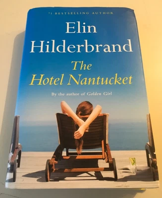 Hardcover copy of Elin Hildebrand's "The Hotel Nantucket." Foto 1 de 4
