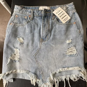 Neu mit Etikett Signature 8 Distressed Destroyed roher Saum Denim abgeschnitten Mini Jeansrock Gr. S - Bild 1 von 4