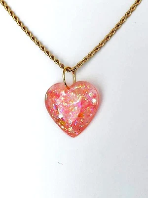 Colgante de ópalo: corazón de ópalo de resina rosa Sherbet 29 mm en acero inoxidable 18 quilates GP Foto 1 de 4