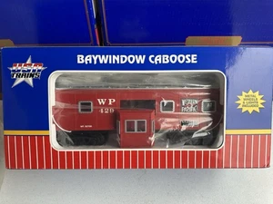 USA Trains R12068 Western Pacific Bay Window Caboose  - Foto 1 di 3