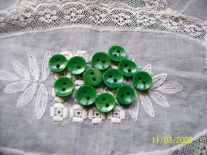 12 pequeños botones verdes de plástico de la década de 1940 - muñecas/retazos - Imagen 1 de 1
