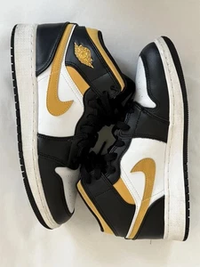 Air Jordan 1 Mid Black University Gold taglia 5,5 Y - Foto 1 di 12