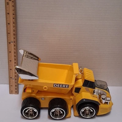 Camión de volteo de construcción ERTL amarillo John Deere modificado con luces y sonidos  Foto 1 de 4