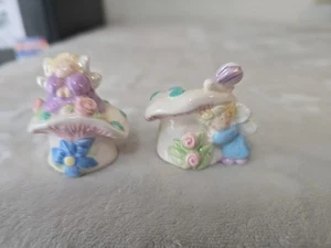 Salero y pimentero vintage de cerámica Fairy-Pixie Elf en setas manchadas - Imagen 1 de 7