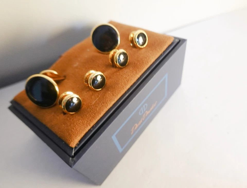 JUEGO DE GEMELOS Y TACHUELAS CAMISA DAVID DONAHUE INCRUSTACIONES ÓNIX NEGRO TONO DORADO NUEVO CON ETIQUETAS $115 Foto 1 de 2