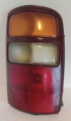 2003 SUBURBAN 1500 RH lanterna traseira usada OEM - Imagem 1 de 4