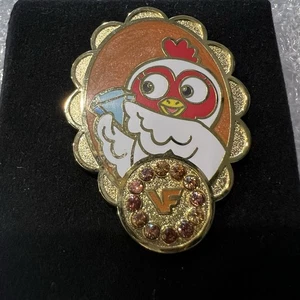 VeeFriends Schatztruhe Orange Saphir /80 Diamant Hände Henne Edelstein Pin - Bild 1 von 3