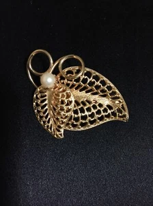 Vintage Brosche Anstecknadel goldfarben Blatt und Perle wie Perlen Mesh Design  - Bild 1 von 4