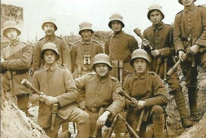 Deutsches Foto 1. Weltkrieg.    Soldat mit Granaten - Bild 1 von 1