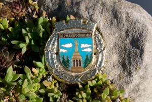 VINTAGE ENAMEL RADIATOR CAR CLUB BADGE # HERRMANNS-DENKMAL GERMANY MONUMENT - Picture 1 of 2