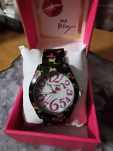 ❤️NIB❤️ BETSEY JOHNSON ROSE FLORAL STAINLESS STEEL WATCH Black w/Purple Roses - Picture 1 of 7