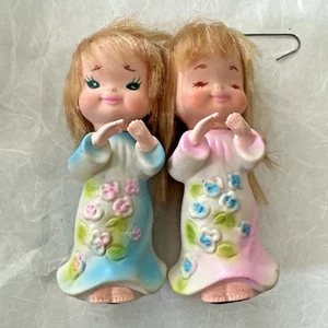 Vintage Kitschy 2 Goma Ángel Adorno Muñecas Rosa Azul Flores En Vestido - Imagen 1 de 5