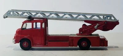 DINKY SUPERTOYS TURNTABLE FIRE ESCAPE FIRE ENGINE No. 956 - Image 1 of 4