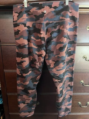 Leggings recortados para mujer Lululemon talla 16 Heritage 365 camuflados rojos ahumados múltiples Foto 1 de 4