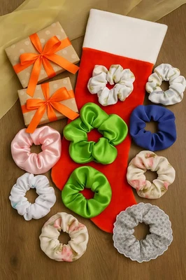 Juego de 24 crujientes para el cabello - Estilo calendario de Adviento, corbatas para el cabello de satén y tela Navidad Foto 1 de 3