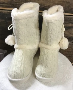JustFab Idina Knit Pom Fuzzy Boots Damen Gr. 8 Knochenfarbe kuschelig Winter - NEU - Bild 1 von 10