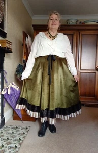 Ladies Velvet Flared Green Skirt, Faux Fur Hem Lined Victorian/Edwardian OS - Picture 1 of 6