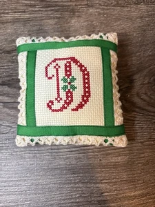 Vintage Mini Kissen Monogrammiert Kreuzstich D Weihnachten Stechpalme Handarbeit - Bild 1 von 4