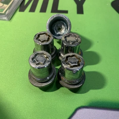 Juego de tuercas de bloqueo Toyota Tacoma 2015 con toma de llave Foto 1 de 2