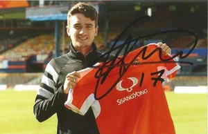 LUTON TOWN: ALEX GILLIEAD SIGNED 6x4 PORTRAIT PHOTO+COA - Picture 1 of 1