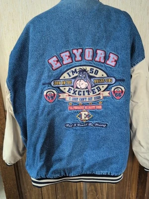 Chaqueta Letterman Bordada Jean Vintage Disney Store Eeyore XXLarge Foto 1 de 4