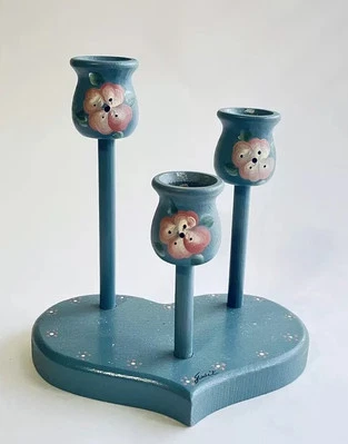 Pedestal Candelabro Madera Corazón 3 Pilares Pintado a Mano Azul Rosa Flores Foto 1 de 4