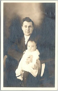 Mann mit Baby Studio Porträt RPPC echtes Foto Postkarte unverpostet - Bild 1 von 3