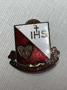 SPILLA SCUOLA SMALTATA VINTAGE IHS - SAPIENTIA ET DOTTRINA -PRODOTTA DA N.S. MEYER INC NY - Foto 1 di 6