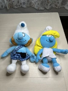 Juego de 2 muñecas de peluche “Pitufina y Gutsy” 2010 Los Pitufos 15” - Imagen 1 de 6
