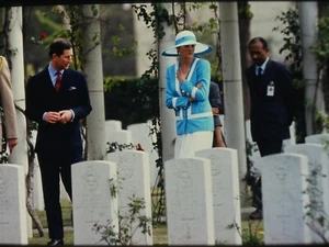 PRINCESS DIANA & PRINCE CHARLES in "India" - Original Vintage 35mm Slide - 1992 - Picture 1 of 2