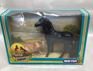 Breyer Wild Mustang n. 750203 Eclipse, Stallone Nero con Tawny Cougar - Foto 1 di 5