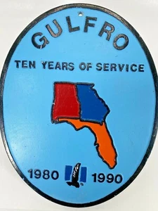 GULFRO (GULF RO) 1980-1990 Diez Años de Servicio Colgante Letrero Ovalado 10.75" x 8.5" - Imagen 1 de 4
