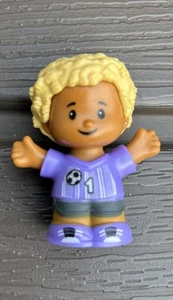 Fisher Price Little People Target niño de fútbol rubio afroamericano - Imagen 1 de 3