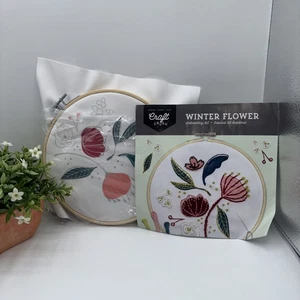 Kit ricamo fiori invernale Craft Crush con cerchio 7" tondo nuovo confezione aperta - Foto 1 di 5