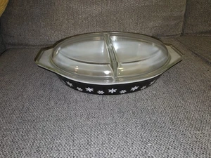 Vintage PYREX Black Snowflake 1.5 Quart Divided Casserole Dish with Clear Lid! - Picture 1 of 10